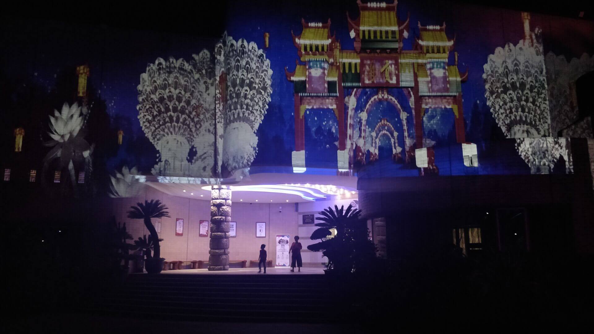 0921 夜游恐龙馆 王波.jpg
