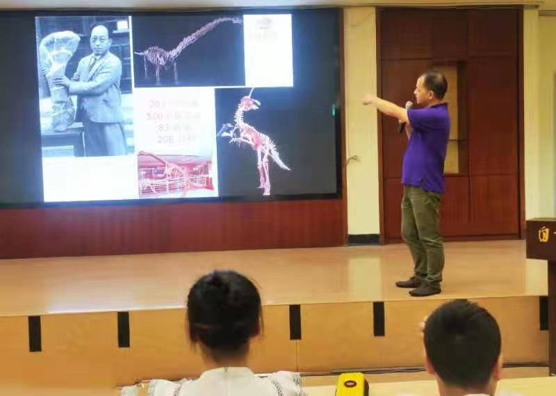 恐龙专家讲座.jpg 恐龙专家讲座.jpg